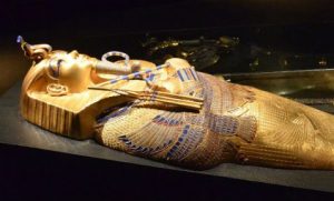 Sarcófago de oro de Tutankamón con 115 kg de peso
